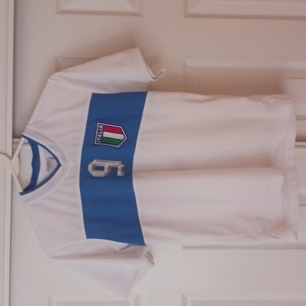 Italia, Balotelli Jersey, size YL, excellent cond. White/Blue #9 and Itilia logo